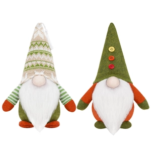 Set de dos gnomos navideños con gorros de punto y largas barbas blancas sobre fondo blanco