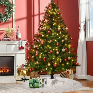 Nahaufnahme der weißen Strick-Weihnachtsbaumdecke unter einem beleuchteten Tannenbaum