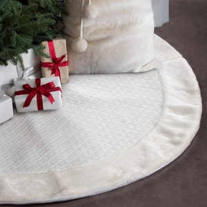 Détail du tapis de sapin blanc avec texture tissée et bordure en fausse fourrure