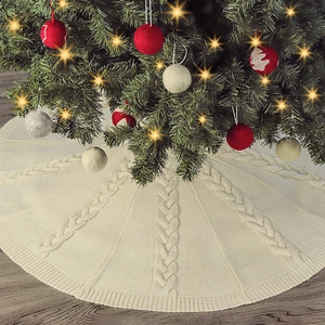 Jupe de sapin de Noël en tricot torsadé blanc crème avec décorations de fête cosy