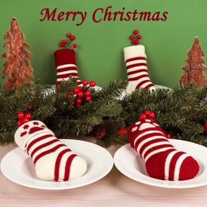 Feestelijke rood-wit gestreepte gebreide kerstsokken set met schattig pootafdruk patroon