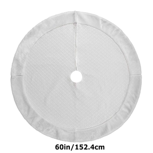 Détail du tapis de sapin de Noël blanc de 152 cm avec motif matelassé et bord en peluche