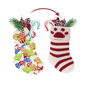Detailweergave van gebreide kerstsok voor huisdieren die de opslagcapaciteit voor snoep toont