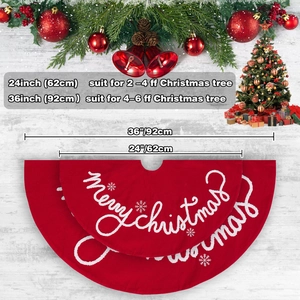 Nahaufnahme der roten Weihnachtsbaumdecke aus Samt mit Stickerei und Schneeflocken-Dekor