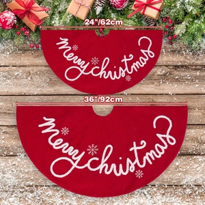 Detail der roten Weihnachtsbaumdecke mit Merry Christmas Bestickung und Schneeflocken