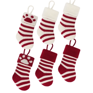 Set van 6 gebreide kerstsokken met rood-witte strepen en patronen van pootafdrukken