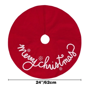 Detail der roten Christbaumdecke mit Merry Christmas Stickerei und Schneeflockenmuster