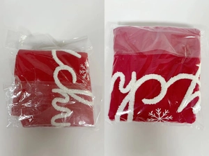 Makro-Detail der roten Weihnachtsbaumdecke mit weißem Schneeflocken-Stickmuster in Verpackung