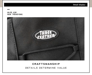 Détail du sac à dos en nylon noir avec logo en caoutchouc et cordon de réglage