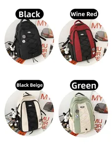 Détail de grands sacs à dos en nylon en options noir, rouge vin, vert et beige