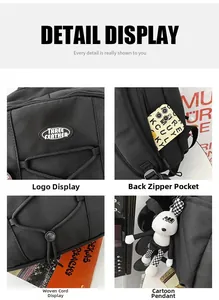 Détail d'un sac à dos noir en nylon avec logo en caoutchouc et système de cordon élastique
