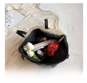 Innenansicht der Boho-Strohtasche mit viel Platz für tägliche Utensilien und Zubehör