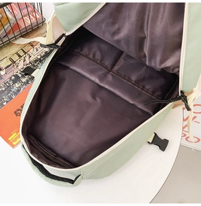 Vue intérieure du sac à dos en nylon vert menthe avec doublure en soie et doubles poches
