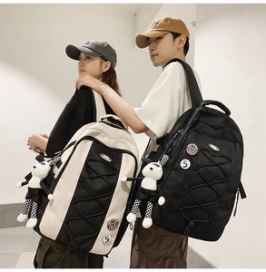 Détail du sac à dos en nylon avec cordons croisés et pendentif ours mignon pour femme