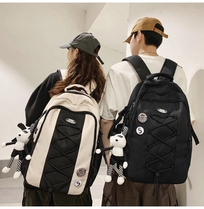 Détails de sacs à dos en nylon haute capacité avec cordons et badges décoratifs