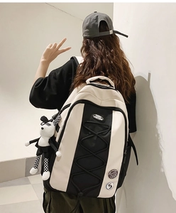 Vue détaillée d'un grand sac à dos en nylon avec cordons et pendentif lapin au dos