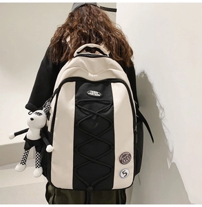 Détails du sac à dos en nylon avec cordons élastiques et pendentif chien peluche