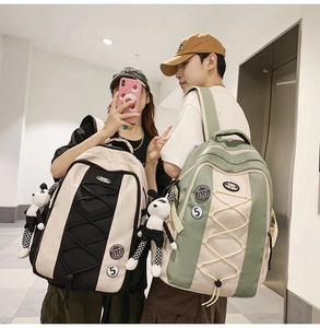 Détail de sacs à dos en nylon haute capacité avec cordons et pendentif panda en peluche