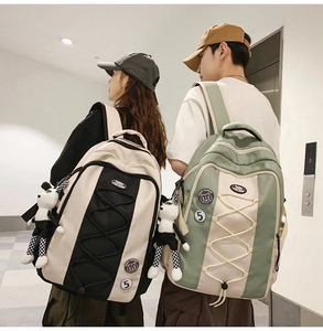 Détail du sac à dos en nylon avec cordons élastiques et porte-clés panda en peluche