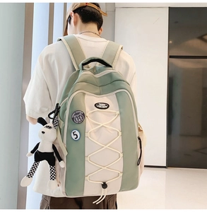 Détail du sac à dos en nylon haute capacité avec breloque lapin et écusson de marque