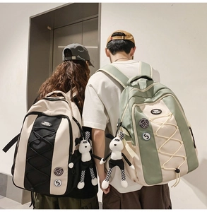 Détail de grands sacs à dos en nylon avec cordons élastiques et breloques lapin mignonnes