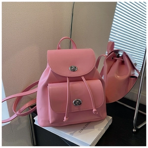 Détail mini sac à dos rose avec reflet miroir, cordon de serrage et boucle argentée