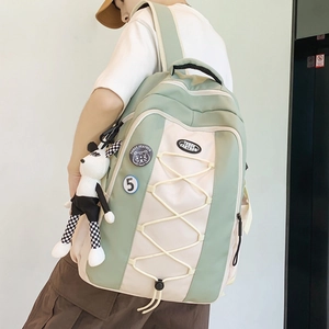 Sac à dos minimaliste en nylon vert et blanc avec cordon et breloque lapin en peluche