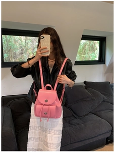 Détail du mini sac à dos rose en similicuir avec fermoir à verrou et cordon de serrage