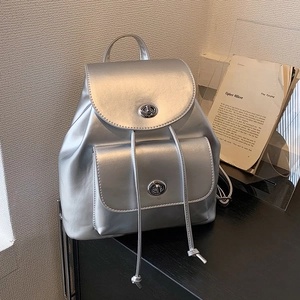 Mini sac à dos argenté pour femme avec double fermoir rotatif et poignée élégante