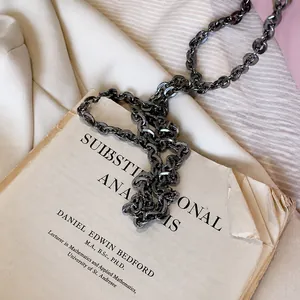 Nahaufnahme der edlen anthrazitfarbenen Metallkette mit glänzendem Finish und Details