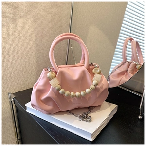 Detail der rosa gerafften Cloud-Bag mit Marmorperlen-Griff und silberner Kette