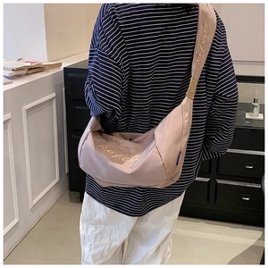 Detail of dusty pink Oxford cloth shoulder bag with premium Refeier embroidery