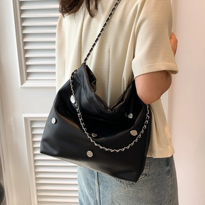 Women's Large Capacity PU Leather Bucket Bag Metallic Heart Rivet Chain Shoulder Bag Street Fashion Hobo Tote Handbag
