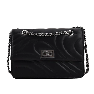 Sac bandoulière noir matelassé avec fermoir rotatif argenté et chaîne élégante