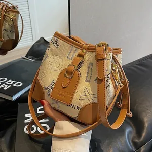 Sac Seau pour Femmes en Cuir PU Imprimé Léopard Monogramme Rétro Sac à Bandoulière avec Cordon de Serrage Mode Quotidienne