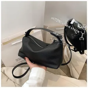 Détails du sac Boston en cuir grainé noir avec fermeture éclair argentée et anses