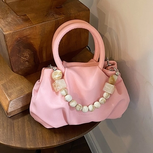 Rosa Faltenhandtasche aus Kunstleder mit dekorativer Perlenkette und rundem Griff