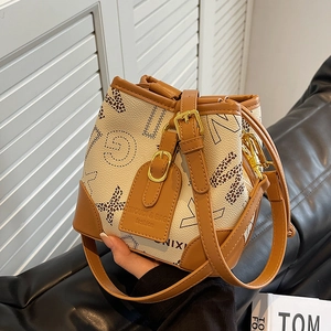 Sac seau design crème et marron avec lettres imprimé léopard et détails dorés