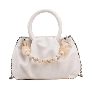 Elegante perlenweiße Cloud Bag mit Falten, Rundgriff und Marmorperlen-Kettenriemen