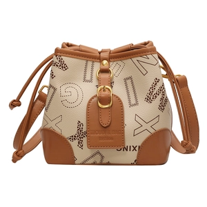 Sac seau à cordon beige avec motif lettre léopard et détails en cuir marron élégant