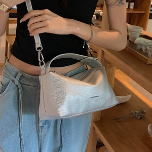 Sac bandoulière argenté texture litchi avec poignée supérieure et design élégant