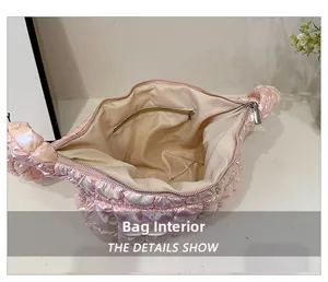 Detailansicht der rosa gesteppten Handtasche mit Reißverschlussfach und beigem Futter