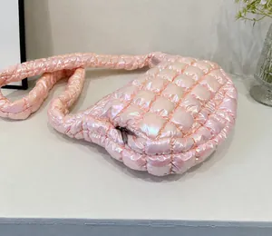 Seitenansicht der rosa schillernden gesteppten Cloud-Bag mit Metallic-Effekt und Reißverschluss