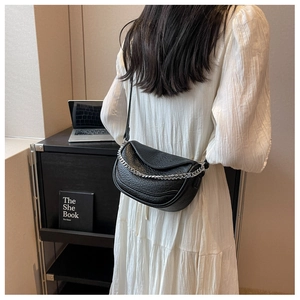 Bolso de montura negro en cuero granulado con cadena plateada estilo bandolera
