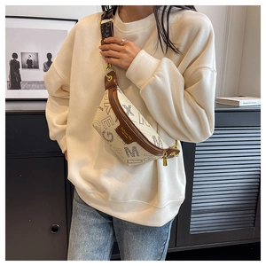 Detail van crossbody borsttas van beige canvas met bruin leer en letterbedrukking