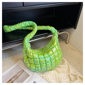 Detail der smaragdgrünen Stepptasche mit Metallic-Effekt und gerafftem Schulterriemen