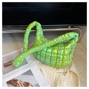 Nahaufnahme der gesteppten Metallic-Tasche in Fluoreszierendes Grün mit Glanzeffekt