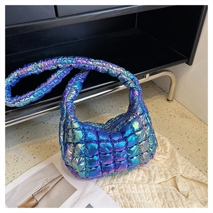 Detailansicht der gesteppten Puffer-Schultertasche mit irisierendem Metallic-Effekt