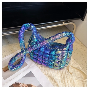 Nahaufnahme der blau-violetten holografischen Stepptasche mit silbernem Metallreißverschluss