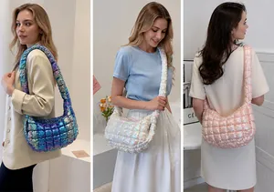 Detailansicht der metallischen Falten-Puffy-Taschen in Blau, Weiß und Rosa